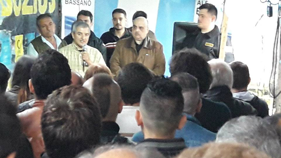 Urquiza habla ante la militancia de Bandera Vecinal en Lanús.