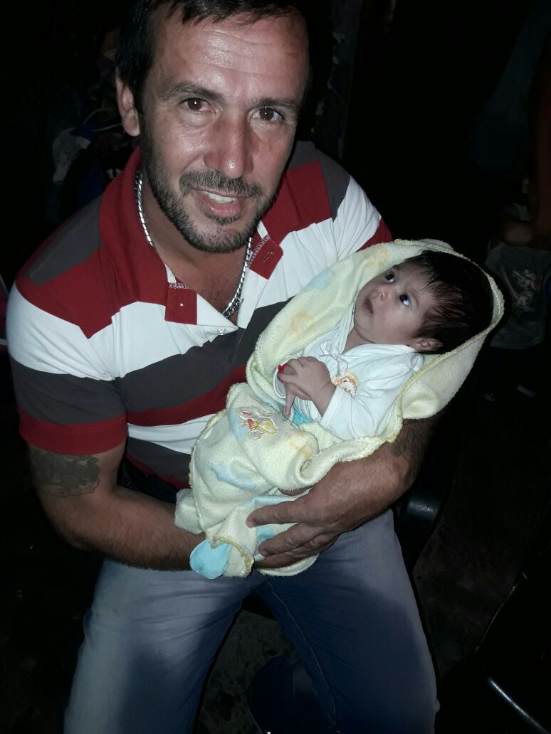 Ariel junto al bebé rescatado.