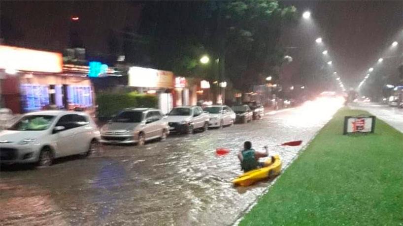 En medio de la tormenta, se largó en kayak por la avenida Aconquija