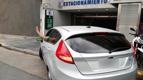 ¿Guiño o balizas? Qué debes utilizar al momento de ingresar con tu auto a un garage 
