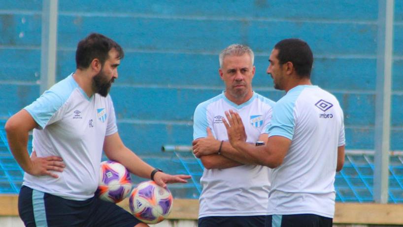 Lucas Pusineri y su cuerpo técnico