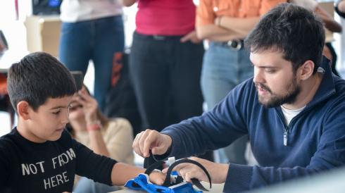 Banco Macro y Gino Tubaro construyeron y entregaron prótesis para niños que las necesitaban 