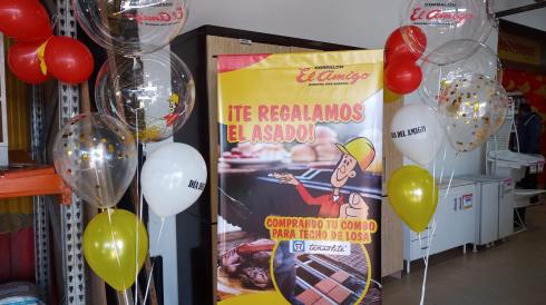 Pochoclo, asado y super ofertas: la amistad se festeja a lo grande en el corralón El Amigo