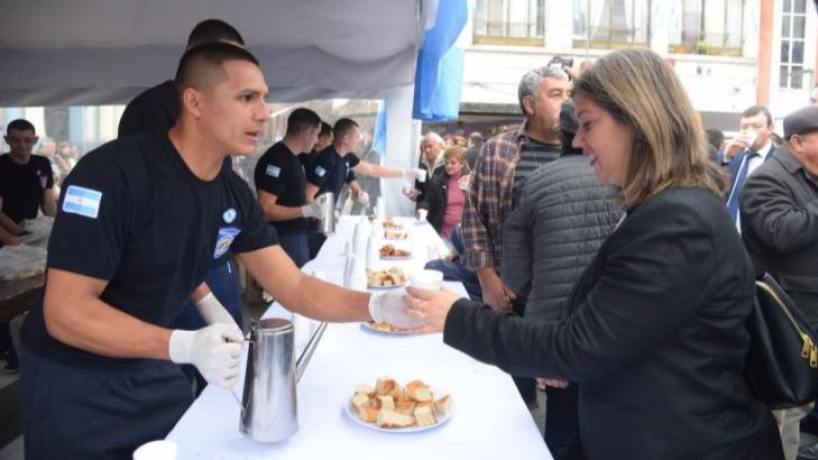 Comenzaron los festejos patrios con chocolate caliente frente a la Casa de Gobierno de Tucumán
