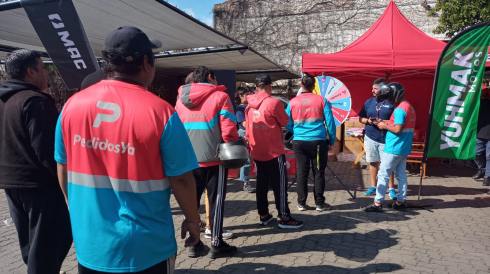 Repartidores tucumanos de Pedidos Ya renovaron sus cascos con Yuhmak y recibieron una capacitación en seguridad vial