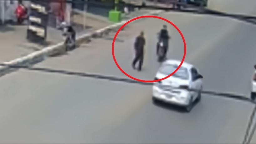 Video: cruzó la calle sin mirar y fue atropellado por una moto en Banda ...