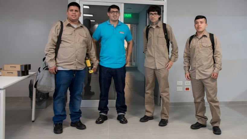 "Gracias al programa de formación profesional": cuatro jóvenes trabajarán en una reconocida empresa de materiales de construcción
