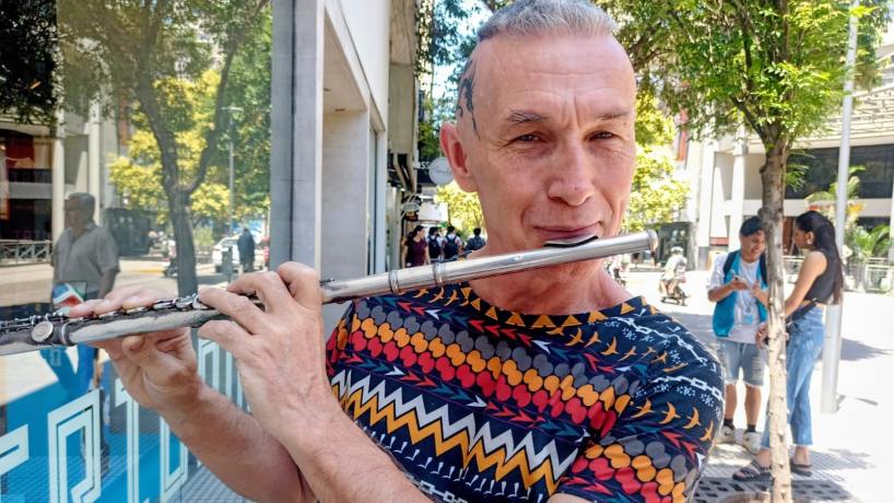 "Lo último que me pasó es increíble": es mágica la historia de Pascal, el enigmático flautista de Tucumán