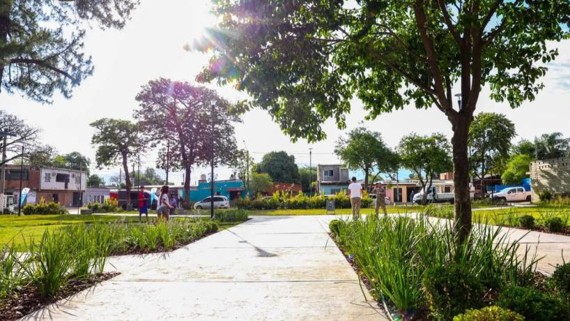 "Vamos transformando 67 plazas": el Municipio recuperó por completo la Plaza del Barrio Los Plátanos
