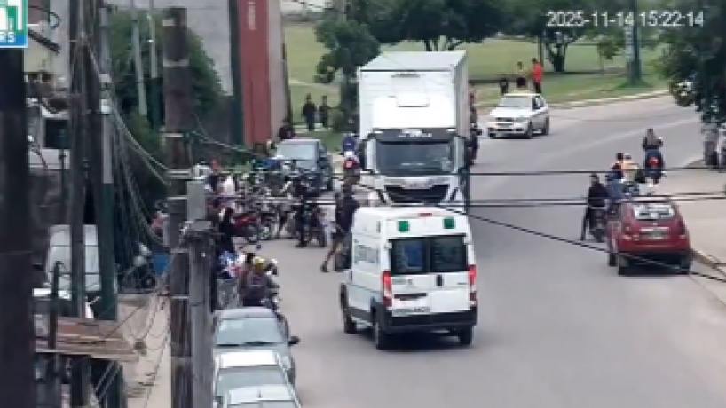 "¿Se le voló el casco?": el video del tremendo accidente en moto en Banda del Río Salí