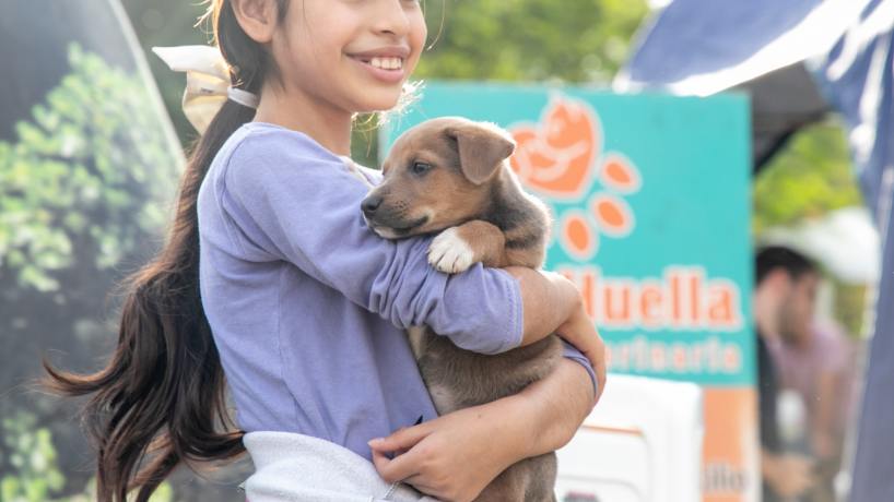 Yerba Buena: dónde se encuentra el trailer veterinario cuidando mascotas