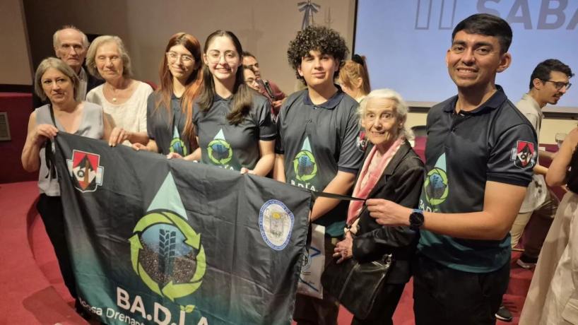 Un instituto universitario de Tucumán ganó concurso nacional con una baldosa inteligente
