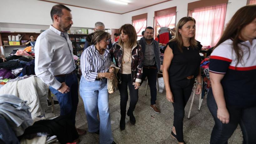 Montaldo visitó la Escuela 230 de Simoca, que alberga a familias evacuadas de La Madrid