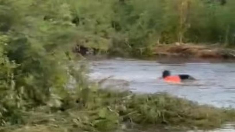 Inundaciones en Tucumán: hacían tareas de rescate, pero el agua les dio vuelta el kayak y vivieron un dramático momento