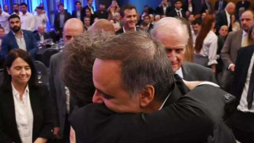 Milei se mostró con Adorni y aseguró que en agosto "la inflación debería empezar con cero"