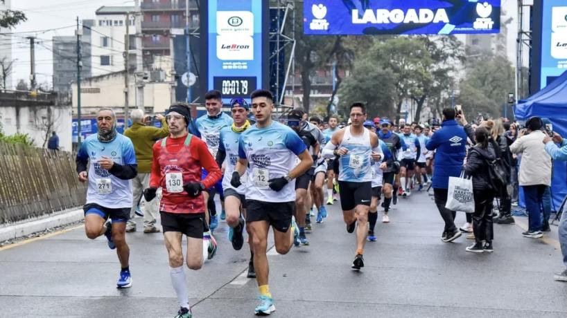 ¡No te cuelgues!: últimas horas para la inscripción al SMT Corre 2026, la media maratón con $2.000.000 en premios y 