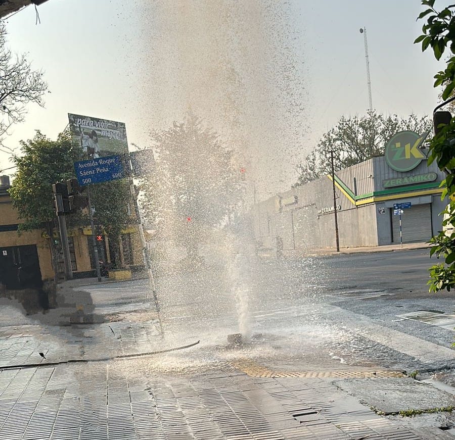 El suministro de agua en todo barrio Sur afectado por la rotura de un ...