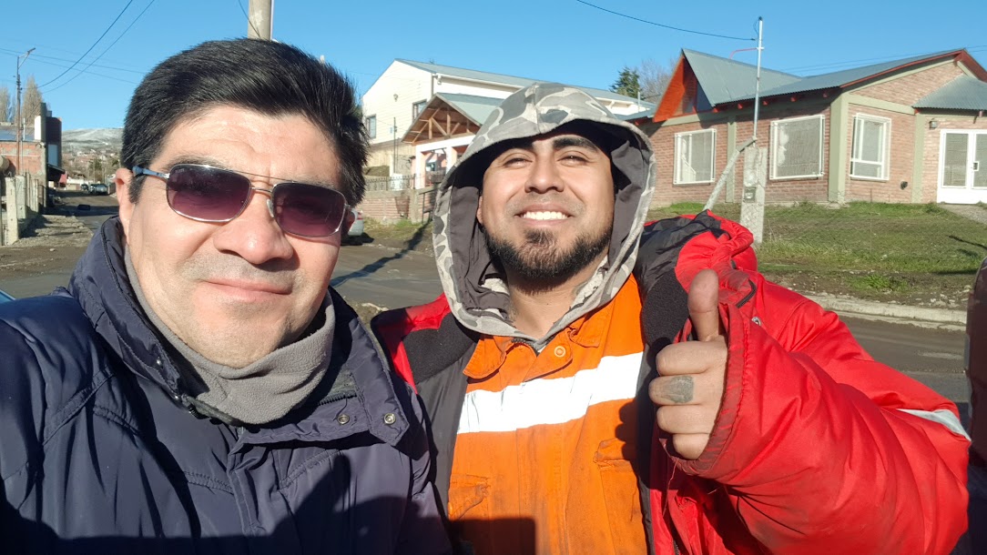 Miguel con Jonathan Barrera, obrero de la mina de carbón en Río Turbio